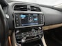 Jaguar XE 2.0 Prestige Automaat / Navigatie / Leder / Cruise-ctr. / Lmv 17"/ Stoelverw. / Camera / Apk 11-2026