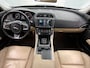 Jaguar XE 2.0 Prestige Automaat / Navigatie / Leder / Cruise-ctr. / Lmv 17"/ Stoelverw. / Camera / Apk 11-2026