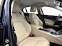 Jaguar XE 2.0 Prestige Automaat / Navigatie / Leder / Cruise-ctr. / Lmv 17"/ Stoelverw. / Camera / Apk 11-2026