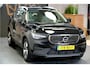 Volvo XC40 1.5 T5 193kW/262pk DCT7 Plug-in hybrid Plus Bright HARMAN/KARDON + NAPPALEDER + LANE ASSIST + NAVI SENSUS + CRUISE + STOEL-&STUURVERWARMING + LED KOPLAMPEN + CAMERA + EL.STOELVERSTELLING + KEYLESS ENTRY&GO + PD-GLASS + PARKSENSOREN + 18" LM-VELGEN!!