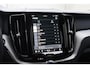 Volvo XC60 2.0 T6 Plug-in hybrid AWD Plus Black Edition Panoramadak | Adaptieve Cruise Control | Harman Kardon | Apple Carplay/Android Auto | Achterbank verwarmd