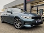 BMW 3-Serie 330e xDrive High Executive / 292 Pk / Automaat / Vol-Leder / Open/panodak / Laser Koplampen / Digitaal Dashboard / Head-Up Display / Adaptieve Cruise-Control / Elektrische bestuurderstoel met geheugen / Stuur+Stoelverwarming / Rondom Camera's / Shadow Line / Apple-Carplay&Android-Auto / DAB / Navi / Keyless / ELKTR Achterklep / PDC / LMV 18'' / ENZ.