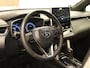 Toyota Corolla Cross 2.0 High Power Hybrid First Edition - ORIGINEEL NEDERLANDSE AUTO - AFKOMSTIG VAN 1E EIGENAAR - 18 INCH LICHT METALEN VELGEN - DRAADLOZE TELEFOONLADER - ELEKTRISCHE ACHTERKLEP - THUISKOMER - VOORSTOELEN VERWARMD - PARKEERSENSOREN VOOR/ ACHTER - DEELS LEDEREN BEKLEDING - BOEKJES EN ONDERHOUDSHISTORIE AANWEZIG