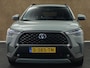 Toyota Corolla Cross 2.0 High Power Hybrid First Edition - ORIGINEEL NEDERLANDSE AUTO - AFKOMSTIG VAN 1E EIGENAAR - 18 INCH LICHT METALEN VELGEN - DRAADLOZE TELEFOONLADER - ELEKTRISCHE ACHTERKLEP - THUISKOMER - VOORSTOELEN VERWARMD - PARKEERSENSOREN VOOR/ ACHTER - DEELS LEDEREN BEKLEDING - BOEKJES EN ONDERHOUDSHISTORIE AANWEZIG