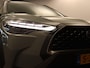 Toyota Corolla Cross 2.0 High Power Hybrid First Edition - ORIGINEEL NEDERLANDSE AUTO - AFKOMSTIG VAN 1E EIGENAAR - 18 INCH LICHT METALEN VELGEN - DRAADLOZE TELEFOONLADER - ELEKTRISCHE ACHTERKLEP - THUISKOMER - VOORSTOELEN VERWARMD - PARKEERSENSOREN VOOR/ ACHTER - DEELS LEDEREN BEKLEDING - BOEKJES EN ONDERHOUDSHISTORIE AANWEZIG