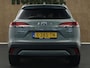 Toyota Corolla Cross 2.0 High Power Hybrid First Edition - ORIGINEEL NEDERLANDSE AUTO - AFKOMSTIG VAN 1E EIGENAAR - 18 INCH LICHT METALEN VELGEN - DRAADLOZE TELEFOONLADER - ELEKTRISCHE ACHTERKLEP - THUISKOMER - VOORSTOELEN VERWARMD - PARKEERSENSOREN VOOR/ ACHTER - DEELS LEDEREN BEKLEDING - BOEKJES EN ONDERHOUDSHISTORIE AANWEZIG