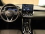Toyota Corolla Cross 2.0 High Power Hybrid First Edition - ORIGINEEL NEDERLANDSE AUTO - AFKOMSTIG VAN 1E EIGENAAR - 18 INCH LICHT METALEN VELGEN - DRAADLOZE TELEFOONLADER - ELEKTRISCHE ACHTERKLEP - THUISKOMER - VOORSTOELEN VERWARMD - PARKEERSENSOREN VOOR/ ACHTER - DEELS LEDEREN BEKLEDING - BOEKJES EN ONDERHOUDSHISTORIE AANWEZIG