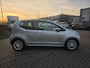 Volkswagen Up! 1.0 high up! BlueMotion | Met airco, navigatie, bluetooth telefoonverbinding en lichtmetalen velgen!