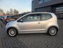 Volkswagen Up! 1.0 high up! BlueMotion | Met airco, navigatie, bluetooth telefoonverbinding en lichtmetalen velgen!