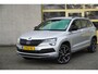 Skoda Karoq 1.5 TSI 150PK! Automaat Sportline Business BJ2020 Lmv 19" | Led | Pdc | Navi | Keyless entry | Elek. trekhaak/achterklep | Verwarmd voorruit | App-Connect | Virtual cockpit | Dashboard verlichting | Sportstoelen | Verwarmde voorstoelen/stuurwiel