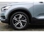 Volvo XC40 1.5 T3 Momentum | Lichtmetalen Velgen 18" | Rijstrooksensor Met Correctie | Uitwijk Assistent | Apple Carplay | Electronic Climate Controle | Voorstoelen Verwarmend | DAB Ontvanger | Sensus Connect Met High Performance Audio | Achteruitrijcamera | Achterbank Elektrisch Neerklapbaar |