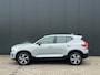 Volvo XC40 2.0 B4 Plus Dark | Trekhaak | Elektrische stoelen | Stoel en stuurwielverwarming | Adaptieve Cruise control | Camera | BLIS | LED | 18'' Velgen |