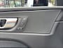 Volvo XC60 T6 Plug-in hybrid AWD Plus Black Edition | Luchtvering | Pano | Trekhaak | Extra getint glas | Blis | Achterbankverwarming |
