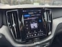 Volvo XC60 T6 Plug-in hybrid AWD Plus Black Edition | Luchtvering | Pano | Trekhaak | Extra getint glas | Blis | Achterbankverwarming |