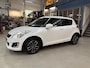 Suzuki Swift 1.2 VVT 90pk 5D Style Easss | Pearl White | GT Pakket | Half leder- Alcantara bekleding | Airco | Cruise control | Lm velgen | NAP | Rijklaar prijs!