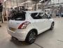 Suzuki Swift 1.2 VVT 90pk 5D Style Easss | Pearl White | GT Pakket | Half leder- Alcantara bekleding | Airco | Cruise control | Lm velgen | NAP | Rijklaar prijs!