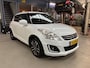 Suzuki Swift 1.2 VVT 90pk 5D Style Easss | Pearl White | GT Pakket | Half leder- Alcantara bekleding | Airco | Cruise control | Lm velgen | NAP | Rijklaar prijs!