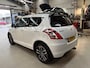 Suzuki Swift 1.2 VVT 90pk 5D Style Easss | Pearl White | GT Pakket | Half leder- Alcantara bekleding | Airco | Cruise control | Lm velgen | NAP | Rijklaar prijs!
