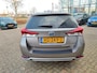 Toyota Auris Touring Sports 1.8 Hybrid LEASE PRO STOELVERW 4S-BANDEN PARK-SENSOREN BLUETOOTH CRUISE NAVI CLIMA CAMERA KEYLESS PANODAK NL-AUTO
