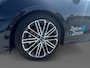 Kia Ceed 1.5 T-GDi GT-PlusLine Glazen schuif-/kanteldak | Elektrisch verstelbare bestuurdersstoel met geheugenfunctie | 18" lichtmetalen velgen | CHAMELEON TINT ULTRA BLUE