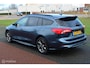 Ford Focus Wagon 1.0 EcoBoost Hybrid ST Line X Business, Camera, Electrische achterklep, Voor + achter Pdc, App connect, Digitaal dashboard, Clima, Navi, Donker glas, Carbon interieur, Rode remklauwen, Zwarte dakrails, 17 Inch Lmv.