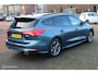 Ford Focus Wagon 1.0 EcoBoost Hybrid ST Line X Business, Camera, Electrische achterklep, Voor + achter Pdc, App connect, Digitaal dashboard, Clima, Navi, Donker glas, Carbon interieur, Rode remklauwen, Zwarte dakrails, 17 Inch Lmv.