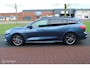 Ford Focus Wagon 1.0 EcoBoost Hybrid ST Line X Business, Camera, Electrische achterklep, Voor + achter Pdc, App connect, Digitaal dashboard, Clima, Navi, Donker glas, Carbon interieur, Rode remklauwen, Zwarte dakrails, 17 Inch Lmv.
