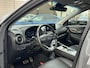 Hyundai Kona Electric EV Premium 64 kWh SKY|VAN: €20.900,- VOOR: €18.877,- UW EINDEJAARSVOORDEEL: €2.023,-| 3-FASE| STOEL + STUURVERWARMING| STOEL VENTILATIE| AFN. TREKHAAK| DODE HOEK | CAMERA| HEAD-UP DISPLAY| PANO|