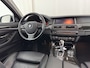 BMW 5-Serie Touring 525d High Executive Luzxury-Line Aut.*PANO | LUXURY-LEATHER | BI-XENON | DIGI-COCKPIT | HARMAN/KARDON-AUDIO MEMORY-PACK | HEATED-COMFORTSEATS | NAVI-FULLMAP | ECC | PRIVACY-GLASS | CAMERA | LANE-ASSIST | PDC | TOWBAR | 18"A