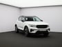 Volvo XC40 B4 197PK Plus Black Edition / Nubuck Bekleding / 20" / Contrasterend Dak / Harman Kardon / Elekt. Verstelb. Stoelen / Verwarmbaar Stuurwiel + Voorstoelen / BLIS /Adaptive Cruise /