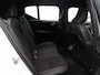 Volvo XC40 B4 197PK Plus Black Edition / Nubuck Bekleding / 20" / Contrasterend Dak / Harman Kardon / Elekt. Verstelb. Stoelen / Verwarmbaar Stuurwiel + Voorstoelen / BLIS /Adaptive Cruise /