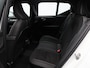 Volvo XC40 B4 197PK Plus Black Edition / Nubuck Bekleding / 20" / Contrasterend Dak / Harman Kardon / Elekt. Verstelb. Stoelen / Verwarmbaar Stuurwiel + Voorstoelen / BLIS /Adaptive Cruise /