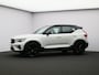 Volvo XC40 B4 197PK Plus Black Edition / Nubuck Bekleding / 20" / Contrasterend Dak / Harman Kardon / Elekt. Verstelb. Stoelen / Verwarmbaar Stuurwiel + Voorstoelen / BLIS /Adaptive Cruise /