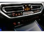 BMW 3-Serie 330e xDrive M Sport / M340i Diffuser / Black Diamond M Grill / M340i M Sport bumper pakket / Schuif-/kanteldak / Premium kleur Dravitgrau / Apple Carplay - Android Auto / Stoelverwarming / Ambienteverlichting / 19'' LMV / Stuurwiel verwarming / Full LED / Keyless / Koplamp BMW Individual Shadow Line / Draadloze telefoonlader / Active Cruise Control / Navigatie / DAB+