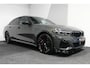 BMW 3-Serie 330e xDrive M Sport / M340i Diffuser / Black Diamond M Grill / M340i M Sport bumper pakket / Schuif-/kanteldak / Premium kleur Dravitgrau / Apple Carplay - Android Auto / Stoelverwarming / Ambienteverlichting / 19'' LMV / Stuurwiel verwarming / Full LED / Keyless / Koplamp BMW Individual Shadow Line / Draadloze telefoonlader / Active Cruise Control / Navigatie / DAB+