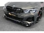 BMW 3-Serie 330e xDrive M Sport / M340i Diffuser / Black Diamond M Grill / M340i M Sport bumper pakket / Schuif-/kanteldak / Premium kleur Dravitgrau / Apple Carplay - Android Auto / Stoelverwarming / Ambienteverlichting / 19'' LMV / Stuurwiel verwarming / Full LED / Keyless / Koplamp BMW Individual Shadow Line / Draadloze telefoonlader / Active Cruise Control / Navigatie / DAB+