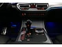 BMW 3-Serie 330e xDrive M Sport / M340i Diffuser / Black Diamond M Grill / M340i M Sport bumper pakket / Schuif-/kanteldak / Premium kleur Dravitgrau / Apple Carplay - Android Auto / Stoelverwarming / Ambienteverlichting / 19'' LMV / Stuurwiel verwarming / Full LED / Keyless / Koplamp BMW Individual Shadow Line / Draadloze telefoonlader / Active Cruise Control / Navigatie / DAB+