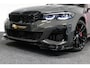 BMW 3-Serie 330e xDrive M Sport / M340i Diffuser / Black Diamond M Grill / M340i M Sport bumper pakket / Schuif-/kanteldak / Premium kleur Dravitgrau / Apple Carplay - Android Auto / Stoelverwarming / Ambienteverlichting / 19'' LMV / Stuurwiel verwarming / Full LED / Keyless / Koplamp BMW Individual Shadow Line / Draadloze telefoonlader / Active Cruise Control / Navigatie / DAB+