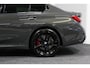 BMW 3-Serie 330e xDrive M Sport / M340i Diffuser / Black Diamond M Grill / M340i M Sport bumper pakket / Schuif-/kanteldak / Premium kleur Dravitgrau / Apple Carplay - Android Auto / Stoelverwarming / Ambienteverlichting / 19'' LMV / Stuurwiel verwarming / Full LED / Keyless / Koplamp BMW Individual Shadow Line / Draadloze telefoonlader / Active Cruise Control / Navigatie / DAB+