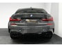 BMW 3-Serie 330e xDrive M Sport / M340i Diffuser / Black Diamond M Grill / M340i M Sport bumper pakket / Schuif-/kanteldak / Premium kleur Dravitgrau / Apple Carplay - Android Auto / Stoelverwarming / Ambienteverlichting / 19'' LMV / Stuurwiel verwarming / Full LED / Keyless / Koplamp BMW Individual Shadow Line / Draadloze telefoonlader / Active Cruise Control / Navigatie / DAB+