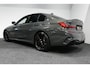 BMW 3-Serie 330e xDrive M Sport / M340i Diffuser / Black Diamond M Grill / M340i M Sport bumper pakket / Schuif-/kanteldak / Premium kleur Dravitgrau / Apple Carplay - Android Auto / Stoelverwarming / Ambienteverlichting / 19'' LMV / Stuurwiel verwarming / Full LED / Keyless / Koplamp BMW Individual Shadow Line / Draadloze telefoonlader / Active Cruise Control / Navigatie / DAB+