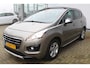 Peugeot 3008 1.2 PureTech Allure | Incl. 12 maanden Garantie | Panorama dak | Trekhaak | Parkeersensoren Achter | Cruise controle | Climate controle | Navigatie | 16 Inch LMV | Elektrisch inklapbare spiegels |