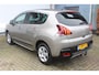 Peugeot 3008 1.2 PureTech Allure | Incl. 12 maanden Garantie | Panorama dak | Trekhaak | Parkeersensoren Achter | Cruise controle | Climate controle | Navigatie | 16 Inch LMV | Elektrisch inklapbare spiegels |