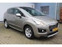 Peugeot 3008 1.2 PureTech Allure | Incl. 12 maanden Garantie | Panorama dak | Trekhaak | Parkeersensoren Achter | Cruise controle | Climate controle | Navigatie | 16 Inch LMV | Elektrisch inklapbare spiegels |