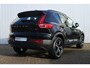 Volvo XC40 B4 Plus Dark | Verwarmbare Voorstoelen en Stuurwiel | Semi-Elektrische Trekhaak | Verwarmbare Voorruit | Premium Audio by Harman Kardon | Adaptieve Cruise Control | Park Assist