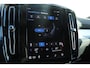Volvo XC40 B4 Plus Dark | Verwarmbare Voorstoelen en Stuurwiel | Semi-Elektrische Trekhaak | Verwarmbare Voorruit | Premium Audio by Harman Kardon | Adaptieve Cruise Control | Park Assist