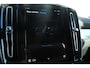 Volvo XC40 B4 Plus Dark | Verwarmbare Voorstoelen en Stuurwiel | Semi-Elektrische Trekhaak | Verwarmbare Voorruit | Premium Audio by Harman Kardon | Adaptieve Cruise Control | Park Assist