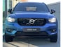 Volvo XC40 Recharge P8 AWD R-Design Automaat, Panoramadak, Trekhaak semi elektrisch inklapbaar, Stoel- en stuurverwarming, Zwart dak en zwarte grille, Leder, 360 graden parkeercamera, Harman Kardon audio