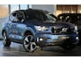 Volvo XC40 Recharge P8 AWD R-Design Automaat, Panoramadak, Trekhaak semi elektrisch inklapbaar, Stoel- en stuurverwarming, Zwart dak en zwarte grille, Leder, 360 graden parkeercamera, Harman Kardon audio