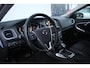 Volvo V40 T2 122PK AUT6 Polar+ | Stoelverwarming | Trekhaak | Park Assist Achter | Navigatie | DAB Radio | Volvo OnCall | Climate Control | High Performance Audio | Full LED Koplampen |